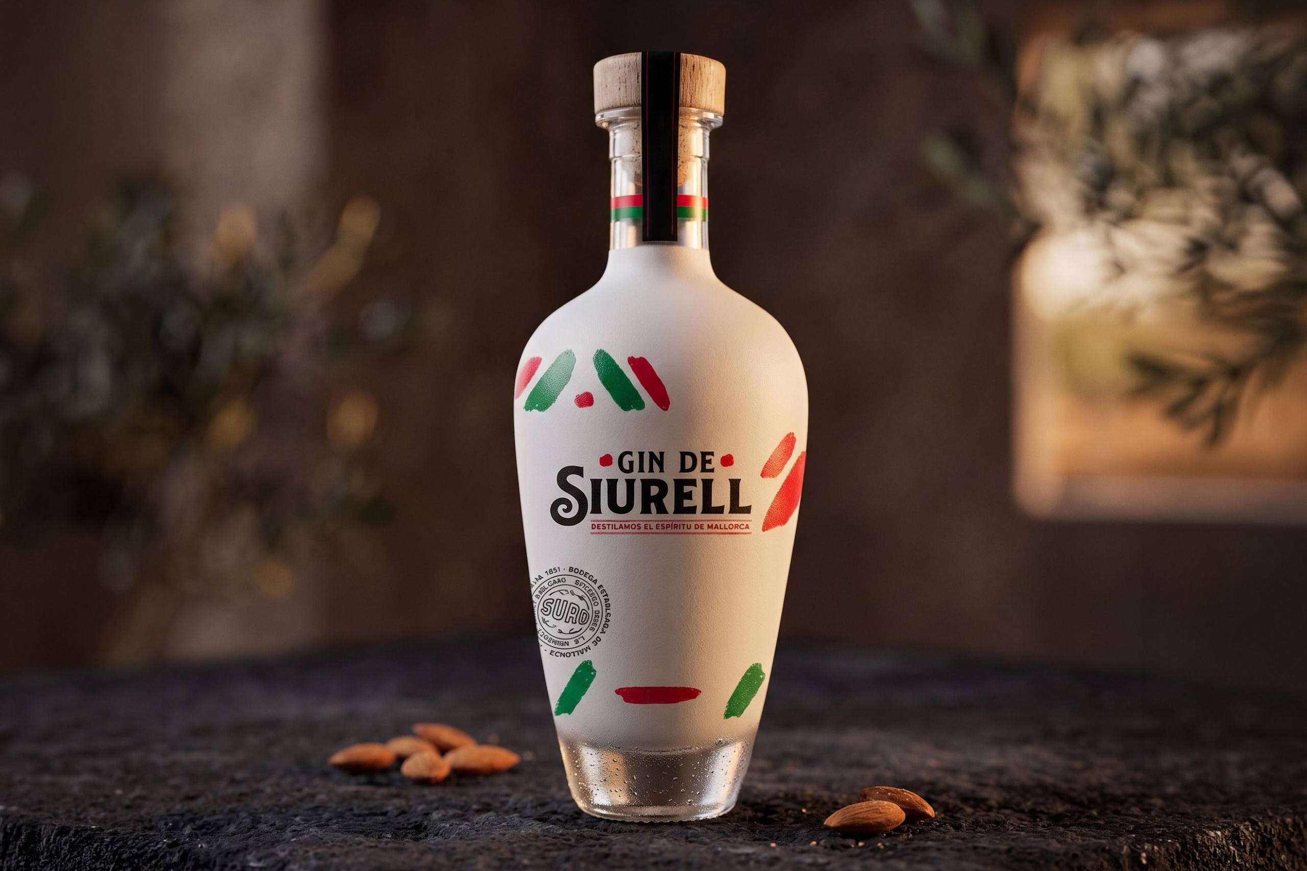Gin de Siurell — diseño de etiqueta frontal con paleta rojo, verde y blanco mate, inspirada en el siurell mallorquín