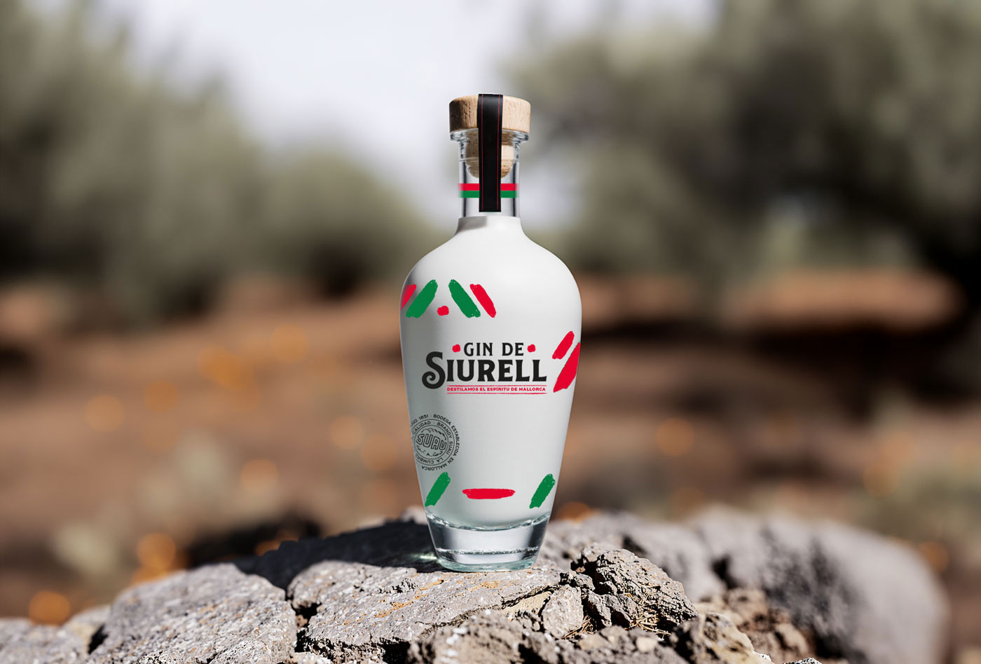 Gin-de-Siurell-Bodegas-Suau-con-Bazan-Lab-agencia-de-dise&ntilde;o
